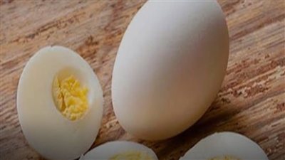 البيض من أكثر الأطعمة إثارةً للجدل.. فماذا يحدث لجسمك عند تناول بيضة مسلوقة كل يوم؟.. تعرف على المزيد