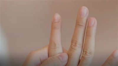 تيبس اليد في الصباح.. ما أسبابه ومتى يستدعي القلق؟