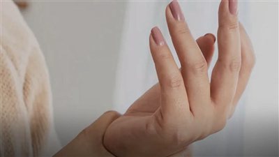 تنميل اليدين أثناء النوم.. الأسباب المحتملة ومتى يستدعي القلق؟