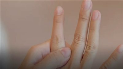 تيبس اليد في الصباح.. متى يكون طبيعيًا ومتى يشير إلى مشكلة صحية؟