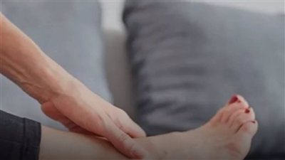 سخونة القدمين في الصيف.. الأسباب المحتملة ومتى تستدعي زيارة الطبيب