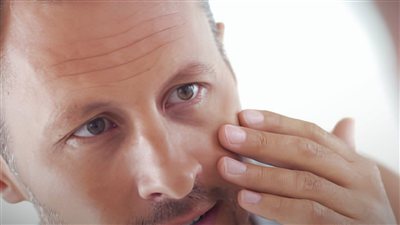 ملامح الوجه قد ترسل تحذيرات عن الكبد.. 5 تغيرات لا تغفل عنها