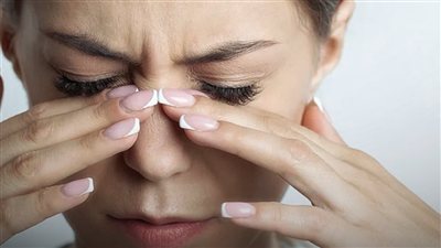 ودّع انتفاخ العينين تدريجيًا.. 5 ممارسات بسيطة قد تساعدك