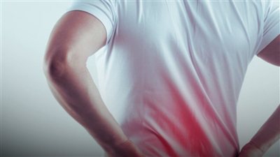 ألم أسفل الظهر.. متى تكون الكلى هي السبب؟