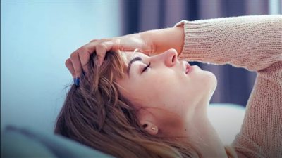 نقص فيتامين B12 يظهر بعيدًا عن الدم.. 4 إشارات في الجسم لا تتجاهلها