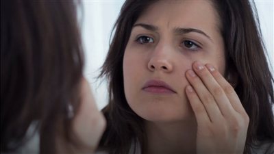 انتفاخ العينين صباحًا.. 5 إشارات لا تمرّ عليها سريعًا لا تتجاهلها