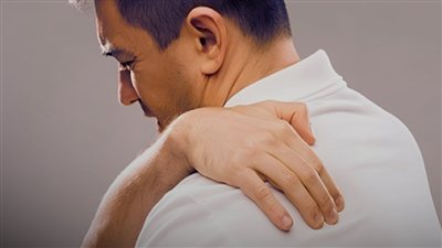 ألم الكتف الذي يظهر ليلًا.. 6 أسباب تستحق الانتباه لا تتجاهلها