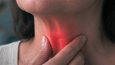 حسام موافي يحذر: مرض يصيب الغدة الدرقية قد يؤثر على الكلام