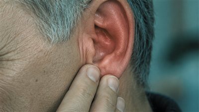 أعراض أمراض القلب.. 4 علامات تظهر في الأذن وقد تستحق الانتباه
