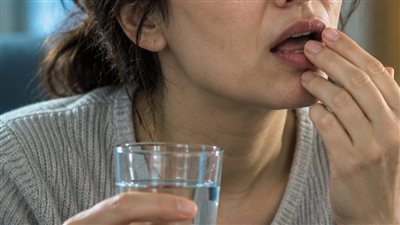 تشعر بجفاف الفم باستمرار؟ 5 أسباب تستحق معرفتها لا تهمله