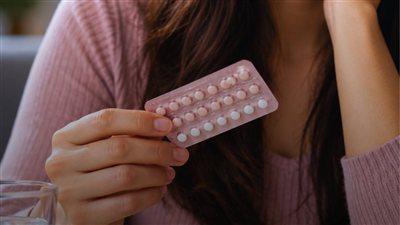 هل حبوب منع الحمل تسبب السرطان؟ طبيب نساء يوضح الحقيقة